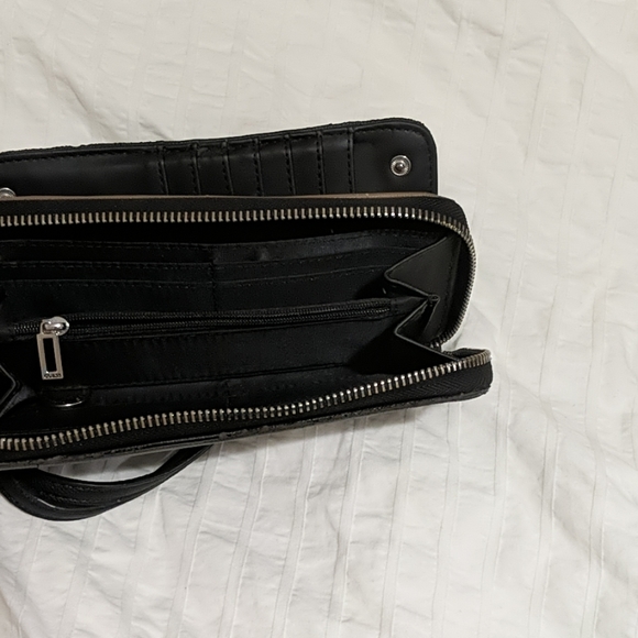 Black and Tan Guess Los Angeles Clutch - Picture 5 of 6